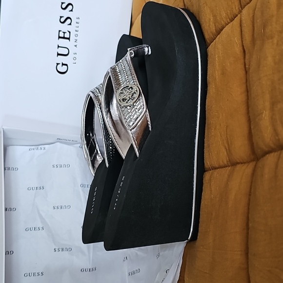 GUESS NIB Women's Black and Silver Sparkle Sarraly Platform Sandals sz 8 - Picture 4 of 4